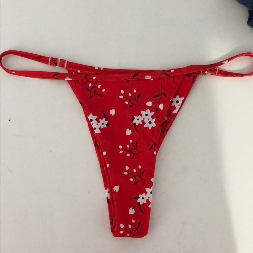 Bikini - Picture 3 of 3